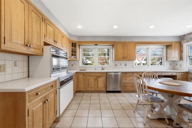 36 Hemlock Lane, Bay Shore, NY 11706