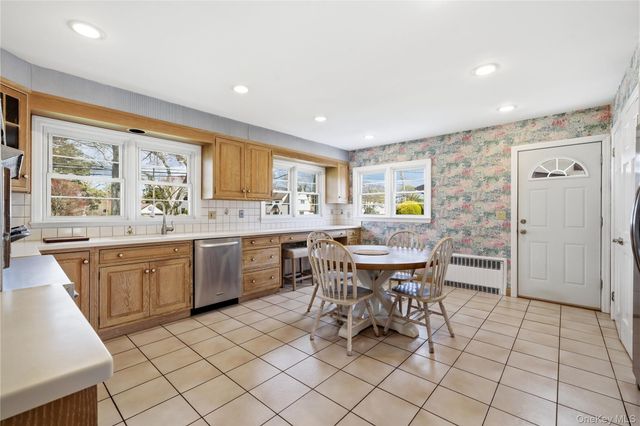 36 Hemlock Lane, Bay Shore, NY 11706