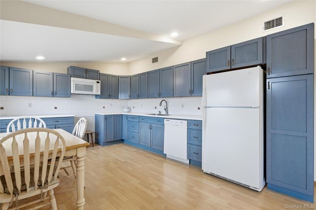 36 Hemlock Lane, Bay Shore, NY 11706