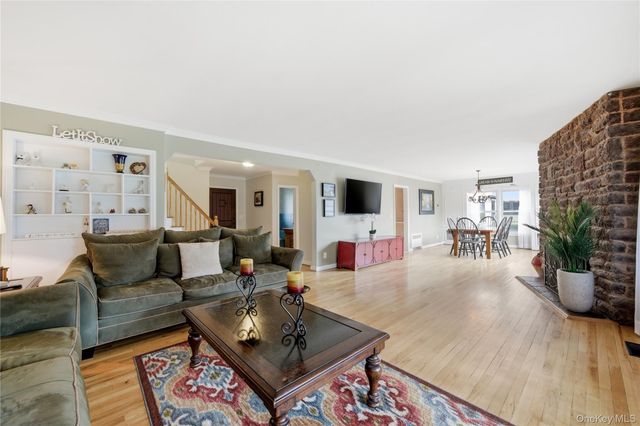 36 Hemlock Lane, Bay Shore, NY 11706