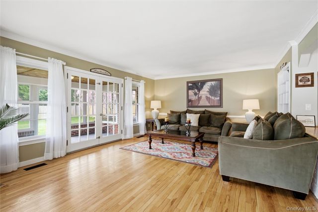 36 Hemlock Lane, Bay Shore, NY 11706