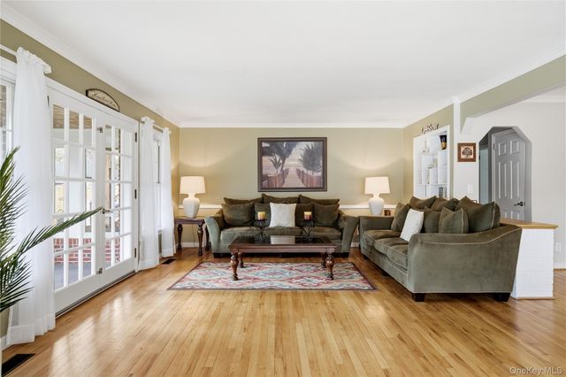 36 Hemlock Lane, Bay Shore, NY 11706
