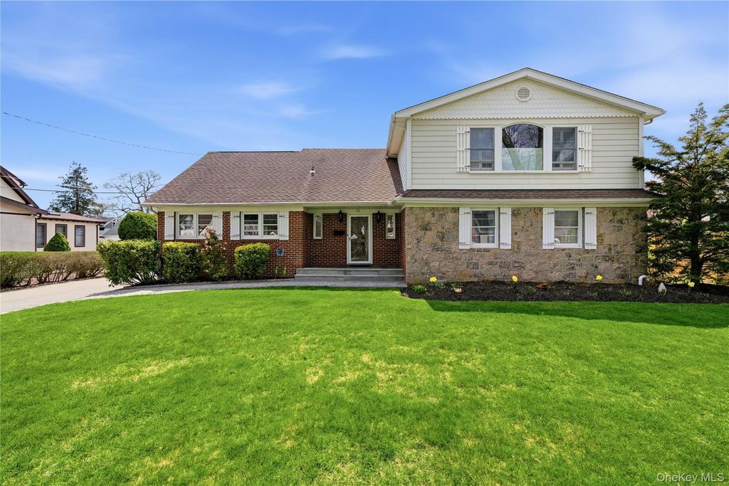 36 Hemlock Lane, Bay Shore, NY 11706