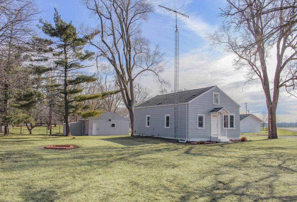 N1092 Clover ROAD, Genoa City, WI 53128
