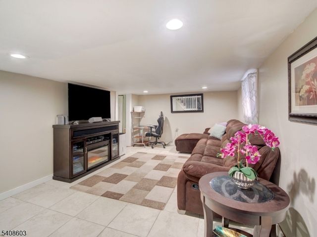 238 E 8Th Ave, Roselle Boro, NJ 07203