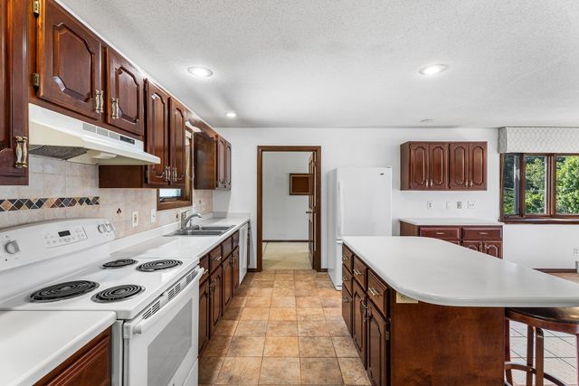 9 Jim Ash Rd, Palmer, MA 01069