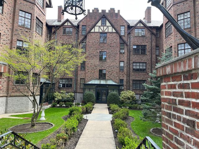 38-30 Douglaston Parkway 4C, Douglaston, NY 11363