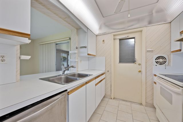 904 SW 5th Court, Boynton Beach, FL 33426