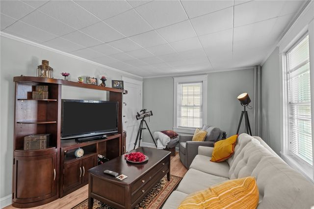32 Houston Avenue, Newport, RI 02840