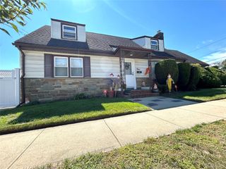 4 E Carpenter Street, Valley Stream, NY 11580