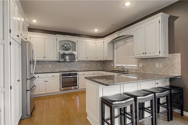 304 NE Hidden Valley Way, Lee's Summit, MO 64064