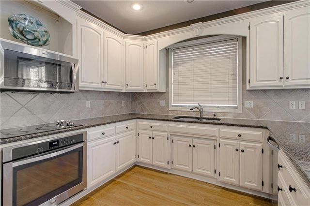 304 NE Hidden Valley Way, Lee's Summit, MO 64064