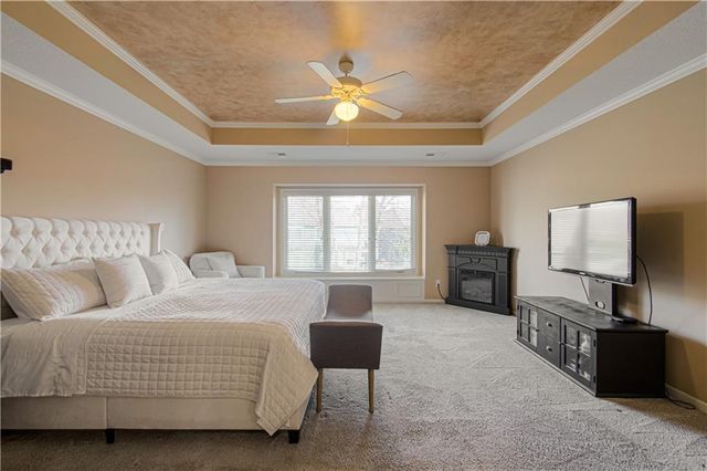 304 NE Hidden Valley Way, Lee's Summit, MO 64064