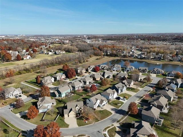 304 NE Hidden Valley Way, Lee's Summit, MO 64064