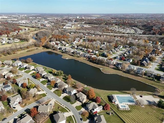 304 NE Hidden Valley Way, Lee's Summit, MO 64064