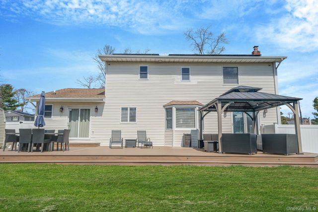 528 Mollie Boulevard, Holbrook, NY 11741