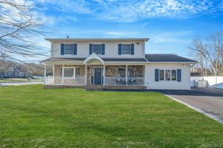 528 Mollie Boulevard, Holbrook, NY 11741