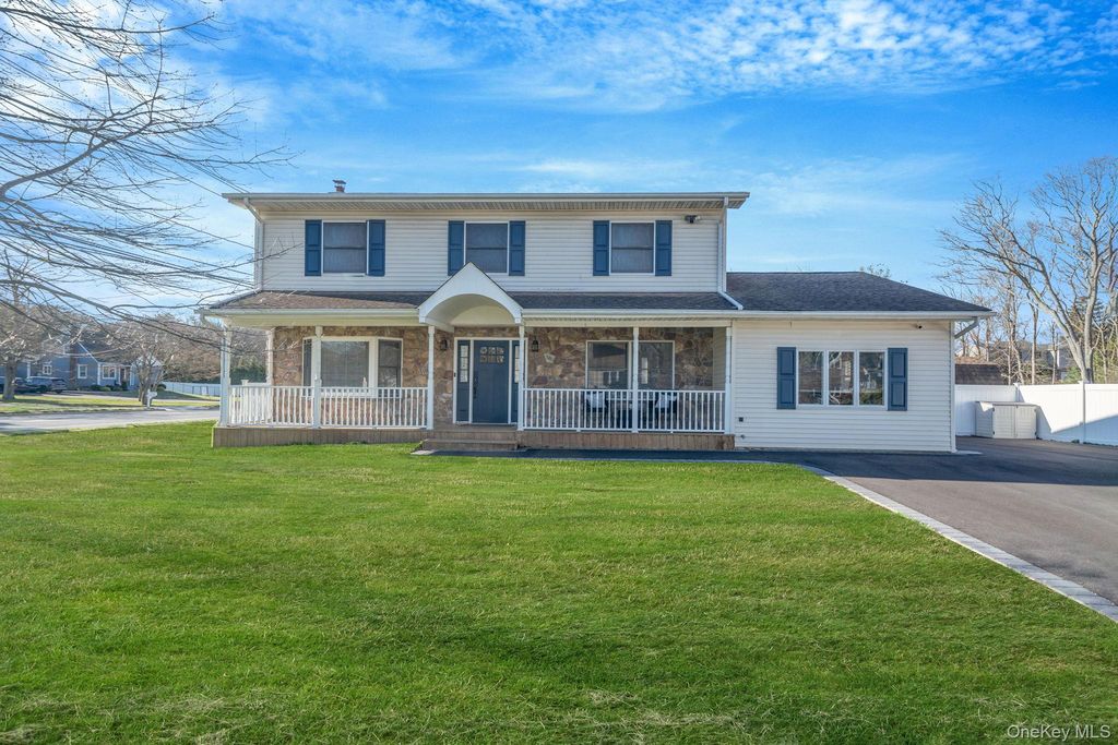 528 Mollie Boulevard, Holbrook, NY 11741