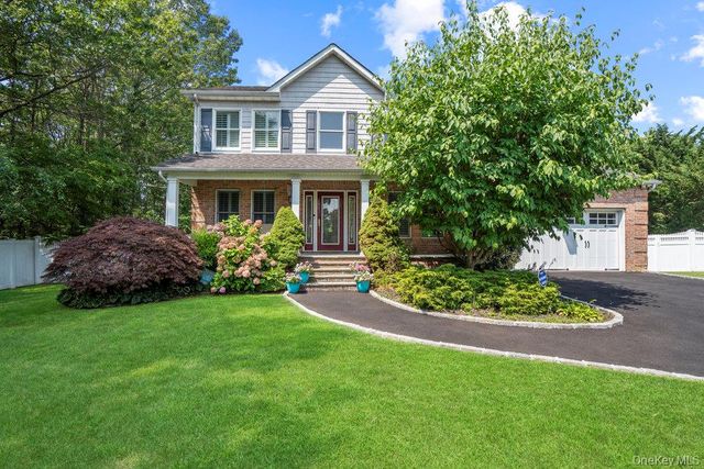 15 Victoria Court, Oakdale, NY 11769