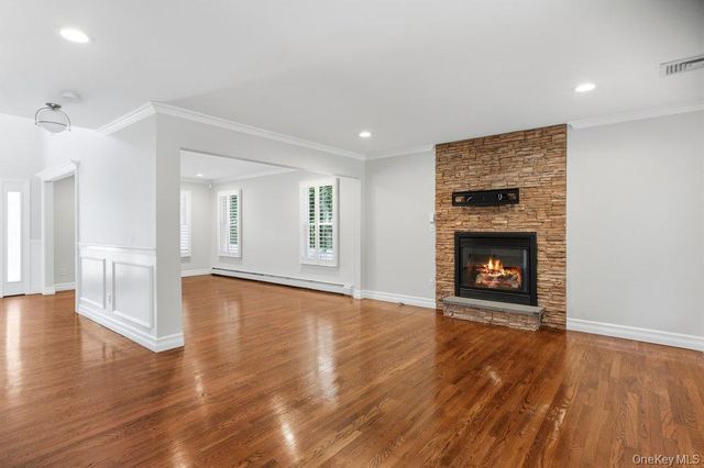 15 Victoria Court, Oakdale, NY 11769