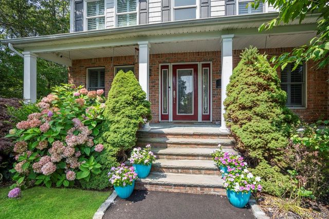 15 Victoria Court, Oakdale, NY 11769
