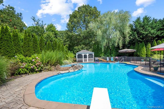 15 Victoria Court, Oakdale, NY 11769
