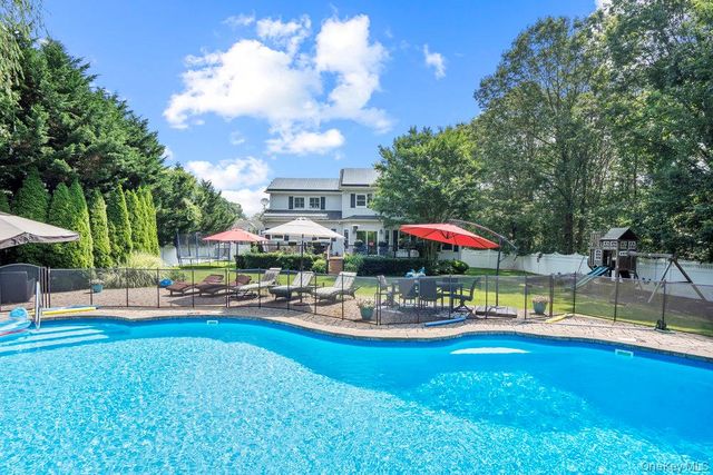 15 Victoria Court, Oakdale, NY 11769