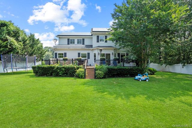 15 Victoria Court, Oakdale, NY 11769