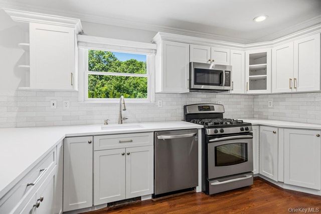 15 Victoria Court, Oakdale, NY 11769