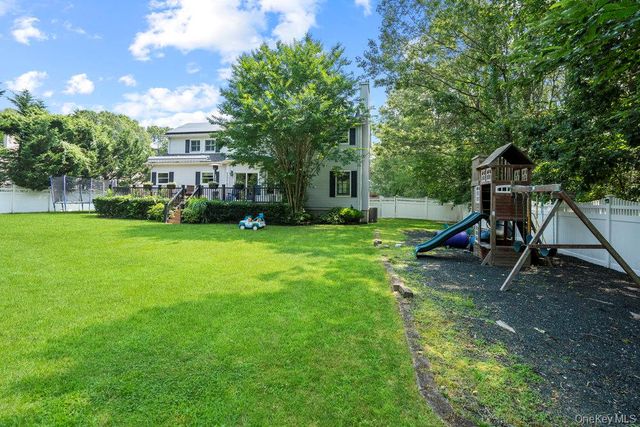 15 Victoria Court, Oakdale, NY 11769