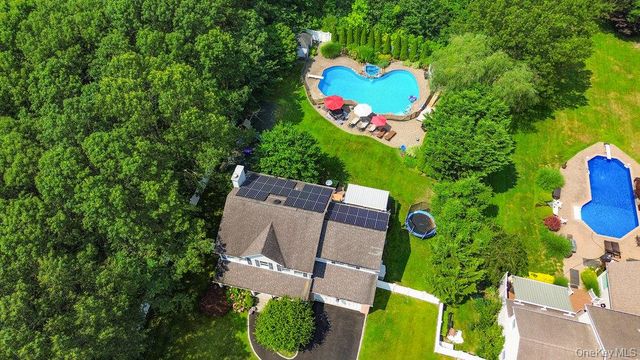 15 Victoria Court, Oakdale, NY 11769