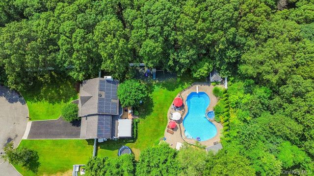 15 Victoria Court, Oakdale, NY 11769