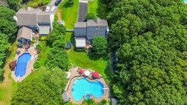 15 Victoria Court, Oakdale, NY 11769