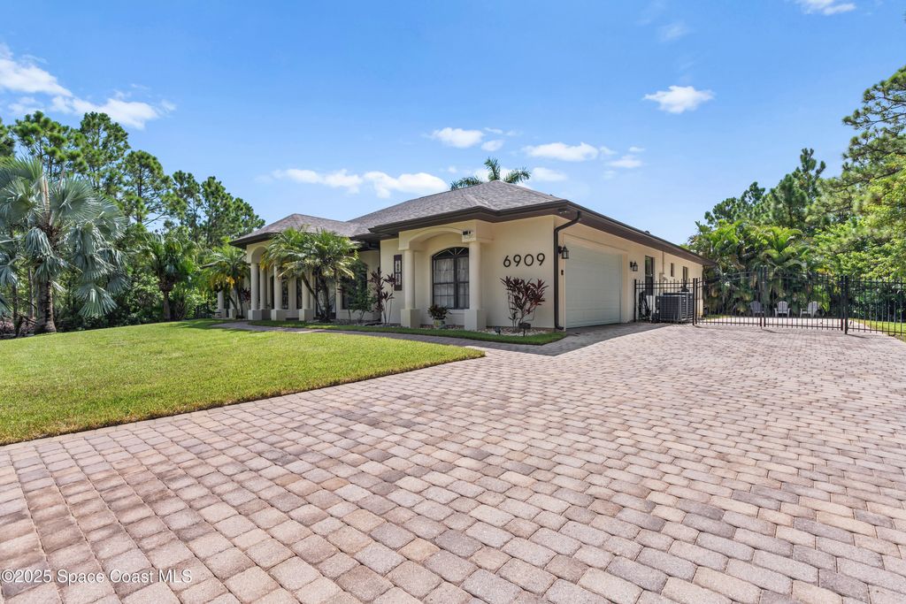 Image 3 of property listing at 6909 Hacienda Drive, Grant, FL 32949