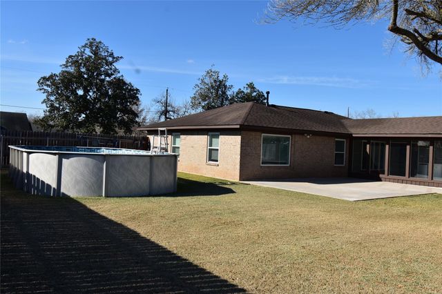 115 Neal Road, Wharton, TX 77488