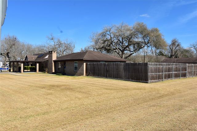 115 Neal Road, Wharton, TX 77488