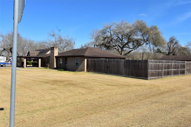 115 Neal Road, Wharton, TX 77488