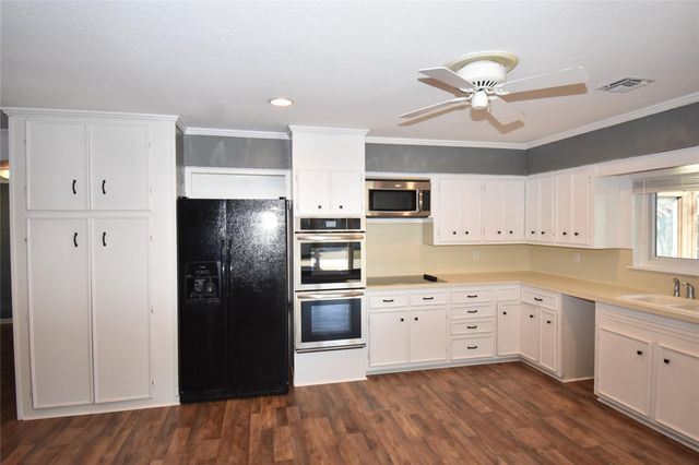 115 Neal Road, Wharton, TX 77488