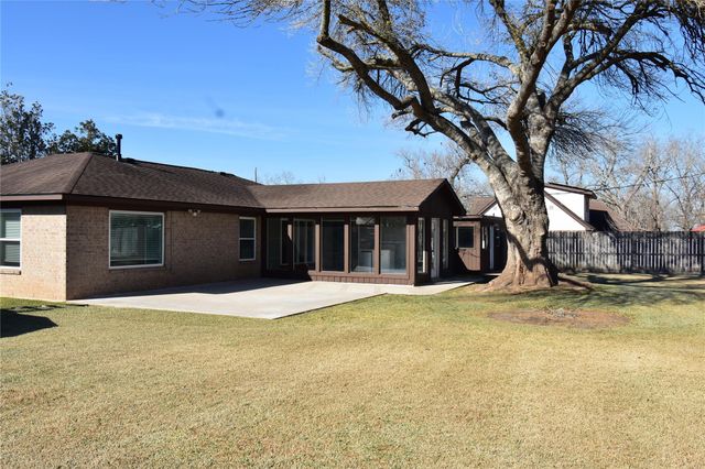 115 Neal Road, Wharton, TX 77488