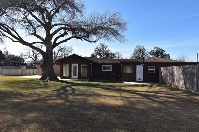 115 Neal Road, Wharton, TX 77488