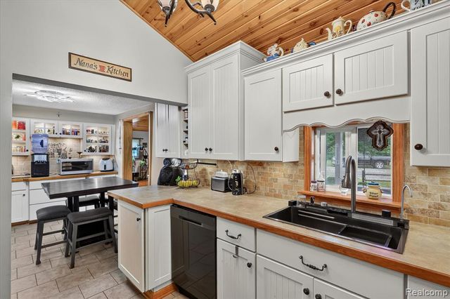 17 E 17 E White Lake Dr, Twin Lakes, Mi 49457 Drive, Twin Lake, MI 49457