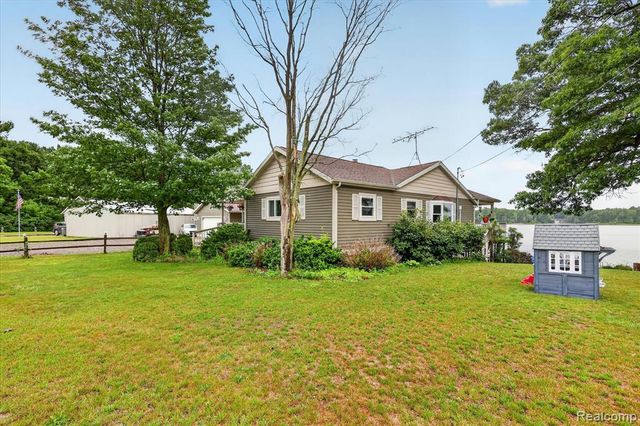 17 E 17 E White Lake Dr, Twin Lakes, Mi 49457 Drive, Twin Lake, MI 49457