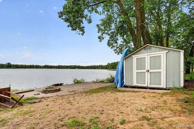 17 E 17 E White Lake Dr, Twin Lakes, Mi 49457 Drive, Twin Lake, MI 49457