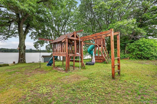 17 E 17 E White Lake Dr, Twin Lakes, Mi 49457 Drive, Twin Lake, MI 49457