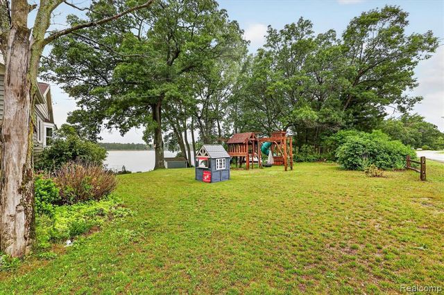 17 E 17 E White Lake Dr, Twin Lakes, Mi 49457 Drive, Twin Lake, MI 49457