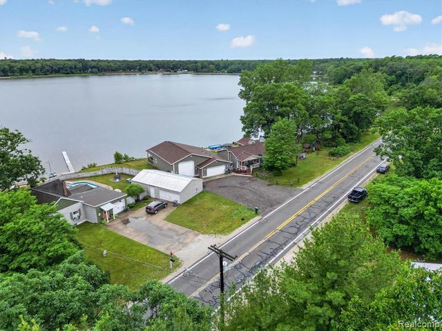 17 E 17 E White Lake Dr, Twin Lakes, Mi 49457 Drive, Twin Lake, MI 49457