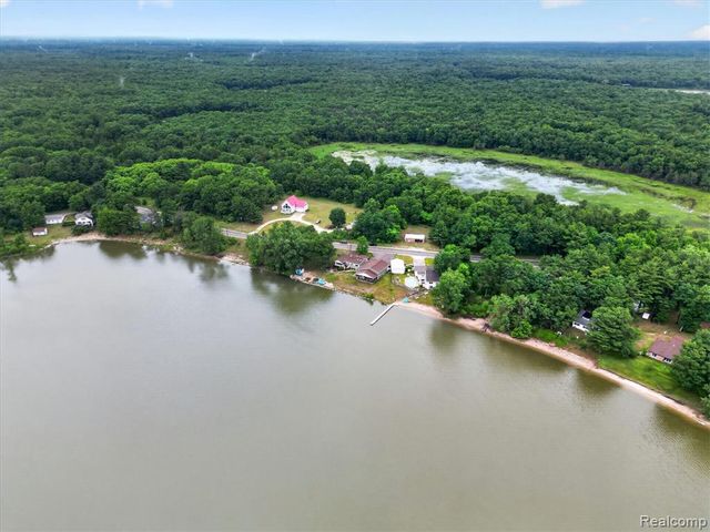 17 E 17 E White Lake Dr, Twin Lakes, Mi 49457 Drive, Twin Lake, MI 49457