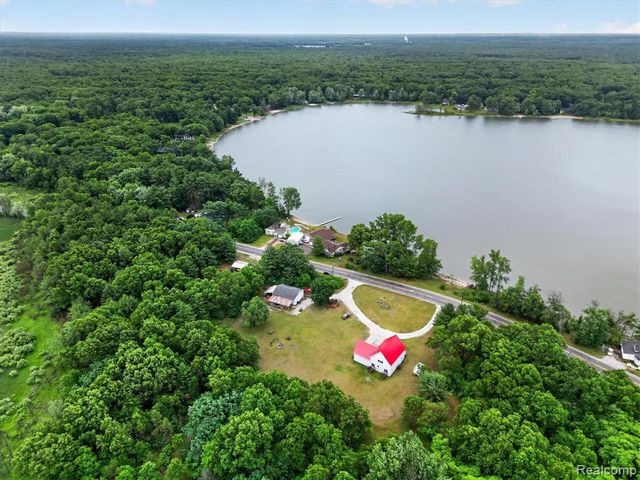 17 E 17 E White Lake Dr, Twin Lakes, Mi 49457 Drive, Twin Lake, MI 49457