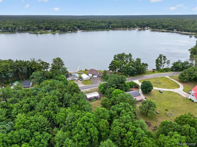 17 E 17 E White Lake Dr, Twin Lakes, Mi 49457 Drive, Twin Lake, MI 49457