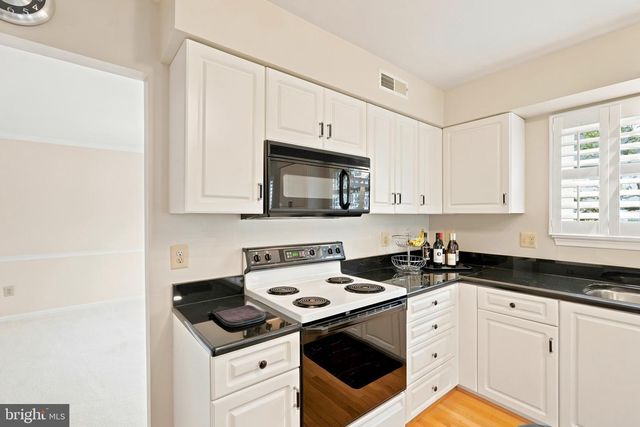 219 FOXBOROUGH DR SW, Leesburg, VA 20175